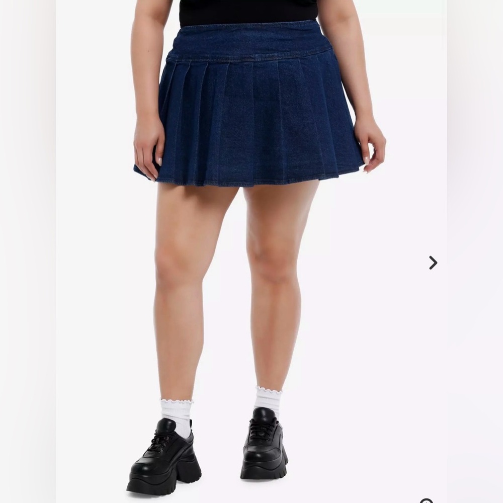 Social Collision Y2K Dark Wash Pleated Denim Mini Skirt | Size Small